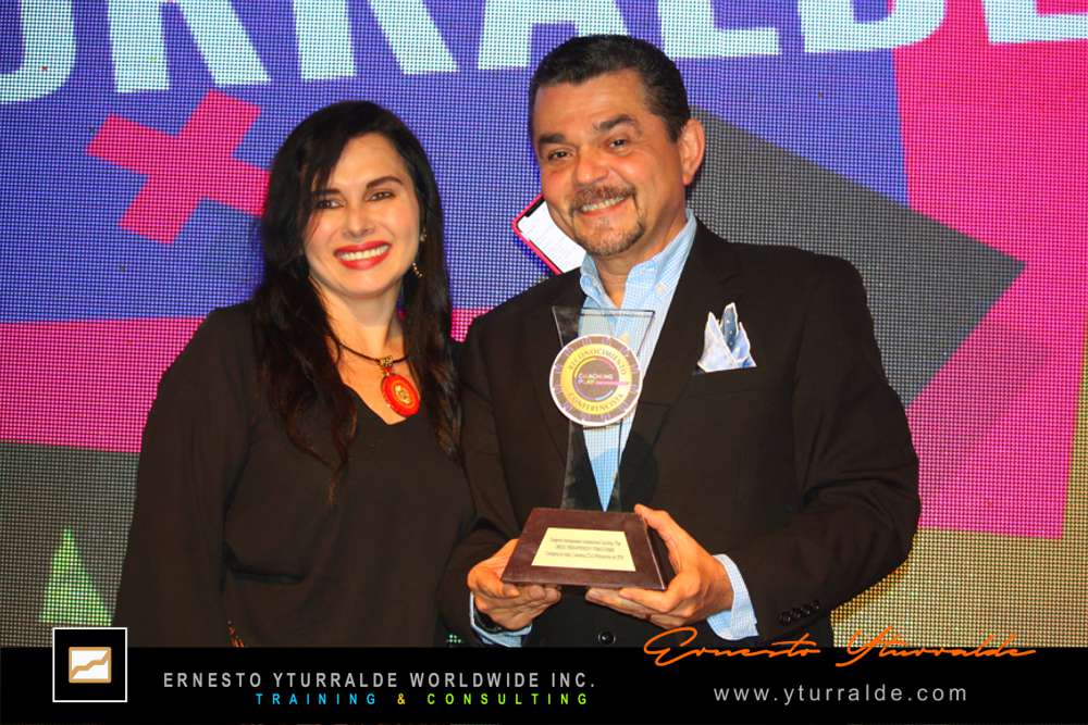 LATAM TEAM |Premio Coaching-Play otorgado a Ernesto Yturralde por su aporte en Team Building y Aprendizaje Experiencial
